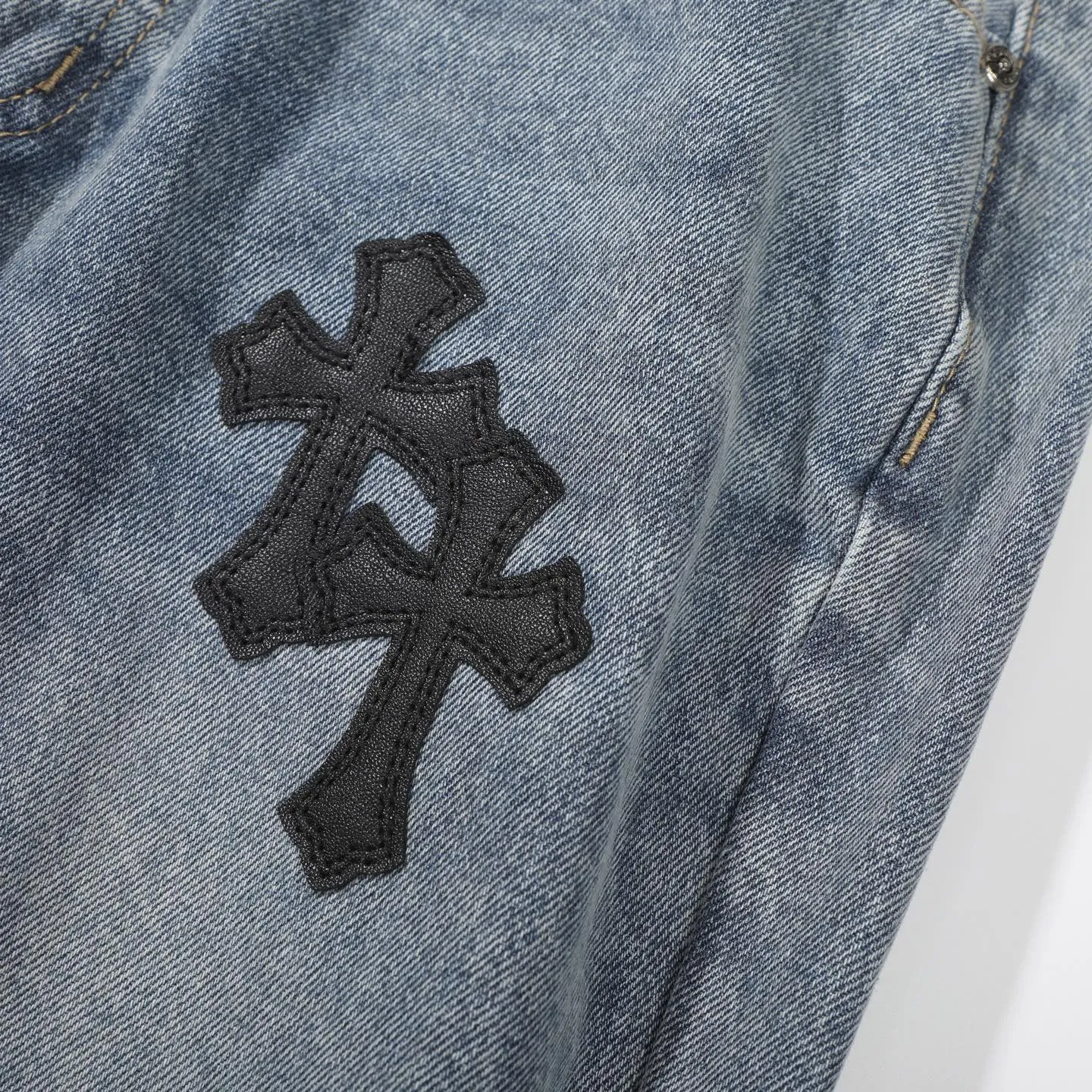 P290 Chrome Hearts Gallery co-branded limited-edition cross-flared flared jeans are a hot item this season and are sought after by countless celebrities and fashionistas. The neat details of the cutting process add color to the playful fashion! The neat and meticulous design, and the well-fitting structure is unique. The upper body not only has outstanding recognition, but also looks younger and younger. A style with the ultimate wearing meaning and performance, gorgeous color matching, and the craftsmanship of this style is also extremely extraordinary. After the finished product is washed, it is disassembled and hand-made with sheepskin cross leather and then spliced ​​together to complete. The whole piece has too many craftsmanship to describe. It is decorated with patchwork cross flowers and high-waisted washed jeans! ! Absolutely high-end luxury product, a god-level single product, a super popular product, made with top heavy industry, a magic weapon that cannot be missed to hit the streets. Size: 28 30 32 34 36 Color: blue